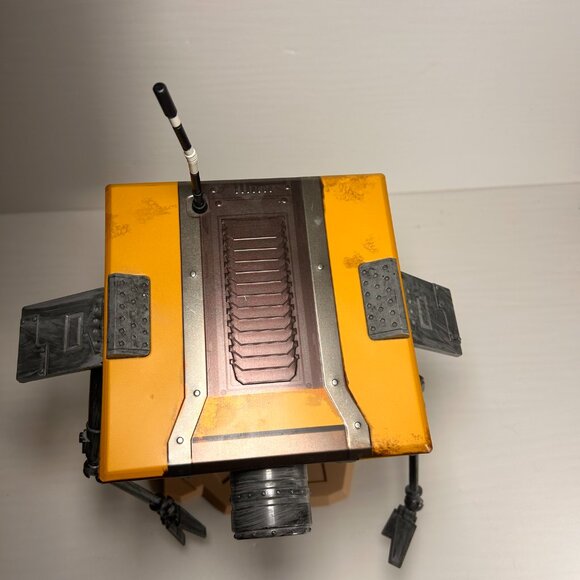 The Borderlands Claptrap AMC Exclusive Tin Popcorn Bucket - Picture 6 of 8